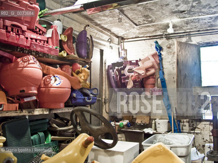 American artist Tyrome Tripoli, his family is sicilian s origin, in his atelier in Brooklyn, New York. He collects different items such as old toys, mechanical parts founded in rubbish dump, to realized sculptures ©Grazia Ippolito/Rosebud2