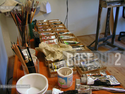 Tullio Pericolis colors and brushes in his studio in country house in Rosara, Marche ©Grazia Ippolito/Rosebud2