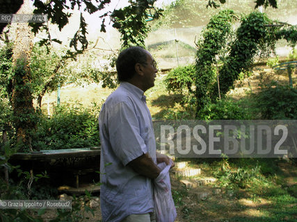 Painter Tullio Pericoli in his country house in Rosara, in the bird cage feeding animals ©Grazia Ippolito/Rosebud2