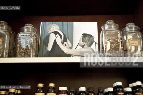 Arte in Sarpi, Milan, a painting of Luca Reffo at LErboristeria ©Grazia Ippolito/Rosebud2