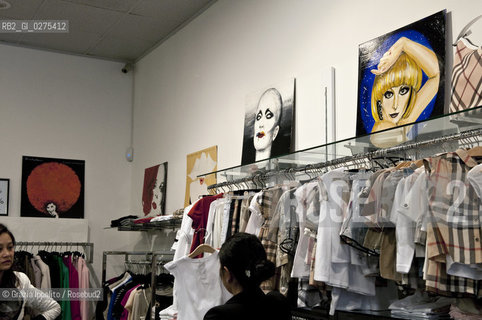 Arte in Sarpi, Milan, via P.Sarpi during the Art Festival, from 4-5 to 18-5-2013, Ester Grossis paintings in Jade boutique ©Grazia Ippolito/Rosebud2