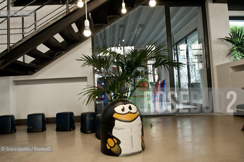 Arte in Sarpi, Milan, via P.Sarpi during the Art Festival, from 4-5 to 18-5-2013, Paos penguin at EDI via Bertini 11 ©Grazia Ippolito/Rosebud2