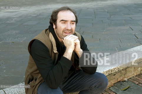 Italian writer Aberto Prunetti author of Amianto and other books as Il fioraio di Peron, Potassa pictured in Piazza del Campo in Siena.Hes also a translater of english and spanish. ©Grazia Ippolito/Rosebud2