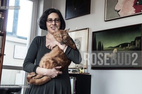 Paola Capriolo, author of numerous books translated in many countries,the first La grande Eulaliapublished by Feltrinelli in 1988, the last Mi ricordoby Giunti in 2015, pictured in her house in Milan with her cat Ela ©Grazia Ippolito/Rosebud2