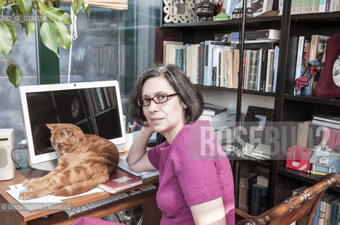 Paola Capriolo, author of numerous books translated in many countries,the first La grande Eulaliapublished by Feltrinelli in 1988, the last Mi ricordoby Giunti in 2015, pictured in her house in Milan with her cat Ela ©Grazia Ippolito/Rosebud2