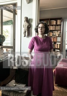 Paola Capriolo, author of numerous books translated in many countries,the first La grande Eulaliapublished by Feltrinelli in 1988, the last Mi ricordoby Giunti in 2015, pictured in her house in Milan with her cat Ela ©Grazia Ippolito/Rosebud2