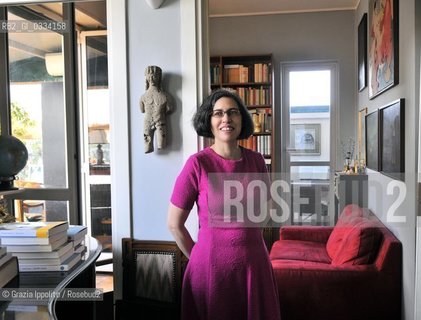 Paola Capriolo, author of numerous books translated in many countries,the first La grande Eulaliapublished by Feltrinelli in 1988, the last Mi ricordoby Giunti in 2015, pictured in her house in Milan with her cat Ela ©Grazia Ippolito/Rosebud2