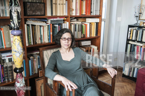 Paola Capriolo, author of numerous books translated in many countries,the first La grande Eulaliapublished by Feltrinelli in 1988, the last Mi ricordoby Giunti in 2015, pictured in her house in Milan with her cat Ela ©Grazia Ippolito/Rosebud2