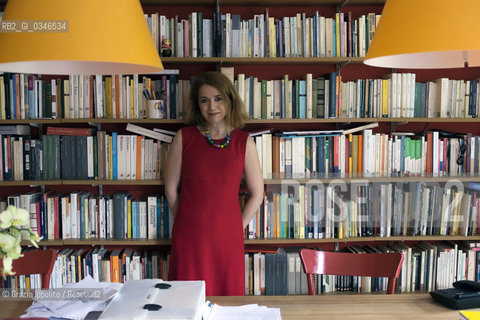 Claudia De Lillo alias Elasti, journalist, writer, author of Dire fare baciare, Alla pari, Non solo mamma on D la Repubblica, pictured in her house in Milano. ©Grazia Ippolito/Rosebud2