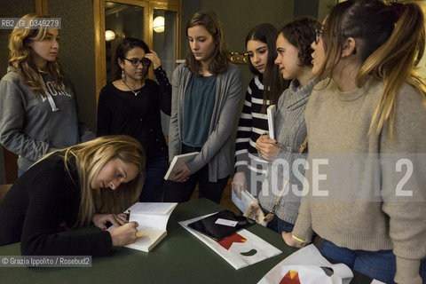 Andrea Marcolongo,autrice de Il greco la lingua genialepublished by Laterza at bookcity in Milano at Circolo Filologico with some fans,11/19/2016 ©Grazia Ippolito/Rosebud2