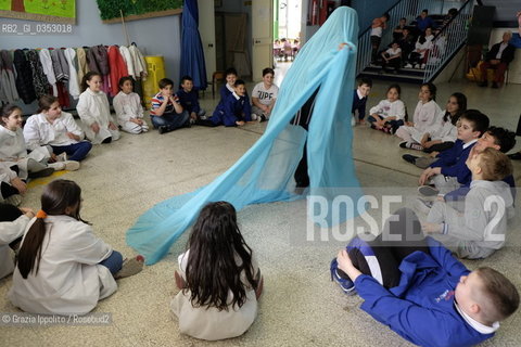 Carola Flauto, insegnante di lettere e scrittrice,nella Scuola di Barra, Napoli, con gli alunni della 3°,4°,5°elementare impegnati nelle prove del Don Chiscotte di Cervantes,in un esperimento di teatro-terapia ©Grazia Ippolito/Rosebud2