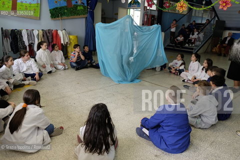 Carola Flauto, insegnante di lettere e scrittrice,nella Scuola di Barra, Napoli, con gli alunni della 3°,4°,5°elementare impegnati nelle prove del Don Chiscotte di Cervantes,in un esperimento di teatro-terapia ©Grazia Ippolito/Rosebud2