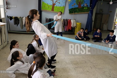 Carola Flauto, insegnante di lettere e scrittrice,nella Scuola di Barra, Napoli, con gli alunni della 3°,4°,5°elementare impegnati nelle prove del Don Chiscotte di Cervantes,in un esperimento di teatro-terapia ©Grazia Ippolito/Rosebud2