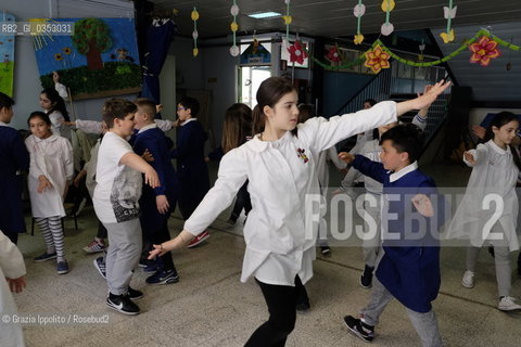 Carola Flauto, insegnante di lettere e scrittrice,nella Scuola di Barra, Napoli, con gli alunni della 3°,4°,5°elementare impegnati nelle prove del Don Chiscotte di Cervantes,in un esperimento di teatro-terapia ©Grazia Ippolito/Rosebud2