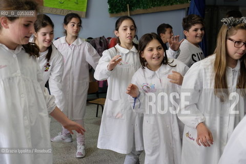 Carola Flauto, insegnante di lettere e scrittrice,nella Scuola di Barra, Napoli, con gli alunni della 3°,4°,5°elementare impegnati nelle prove del Don Chiscotte di Cervantes,in un esperimento di teatro-terapia ©Grazia Ippolito/Rosebud2