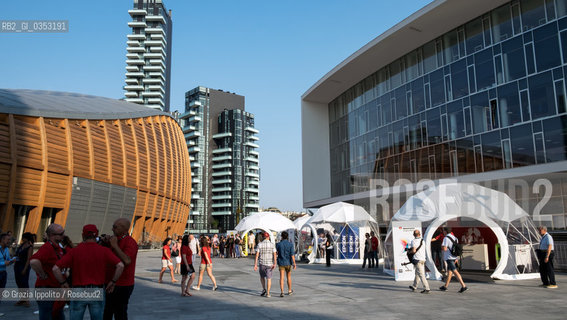piazza Gae Aulenti in Porta Nuova Milano, during Milano photo week,10/06/17 ©Grazia Ippolito/Rosebud2
