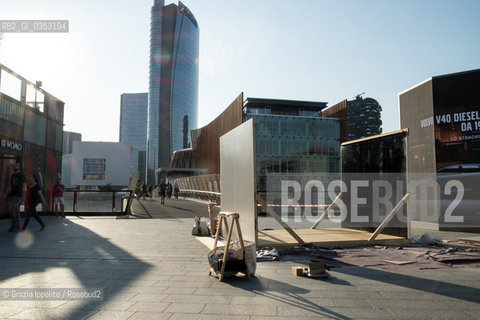 Il progetto Open Portrait di Antonio Ottomanelli con la Fondazione R.Catella, prevede la realizzazione di una camera oscura di grandi dimensioni che rimarra? a Porta Nuova, piazza Alvar Aalto, dall11 al 18giugno17, il dispositivo realizzerà un ritratto monumentale e in movimento delle persone che passeranno di lì e del paesaggio in quellangolo di Pta Nuova.11/06/2017 ©Grazia Ippolito/Rosebud2