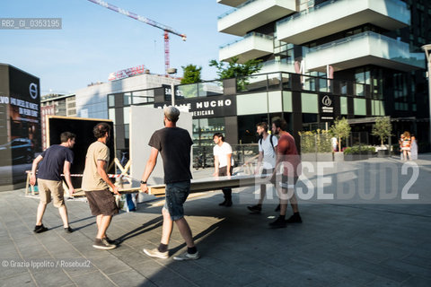 Il progetto Open Portrait di Antonio Ottomanelli con la Fondazione R.Catella, prevede la realizzazione di una camera oscura di grandi dimensioni che rimarra? a Porta Nuova, piazza Alvar Aalto, dall11 al 18giugno17, il dispositivo realizzerà un ritratto monumentale e in movimento delle persone che passeranno di lì e del paesaggio in quellangolo di Pta Nuova.11/06/2017 ©Grazia Ippolito/Rosebud2