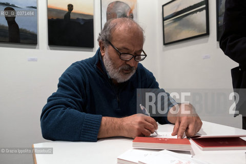 Roberto Piumini, author of numerous books for children at the presentation of the book Pictascripta at Galleria Nuages, Milano during bookcity 2017 with painter Monica Rabà ©Grazia Ippolito/Rosebud2