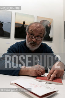 Roberto Piumini, author of numerous books for children at the presentation of the book Pictascripta at Galleria Nuages, Milano during bookcity 2017 with painter Monica Rabà ©Grazia Ippolito/Rosebud2