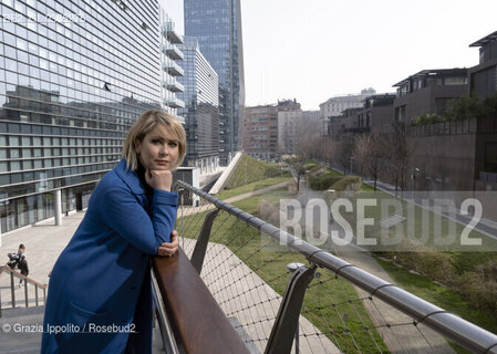 Corinna De Cesare,fotografata a Porta Nuova-Milano,esce il suo primo romanzo Ciao per semprein aprile21