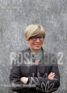 Raffaella Romagnolo,autrice deLa figlia sbagliata,La Masnà,il cedro del Libano che ha vinto il Premio Campiello Natura 2023 fotografata a Milano ©Grazia Ippolito/Rosebud2