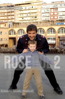 IL MARESCIALLO ROCCA 4, GIGI PROIETTI (ROCCA) CON IL FIGLIO ADOTTIVO TOMMY (VALERIO VINCIARELLI) ©Assunta Servello/Rosebud2
