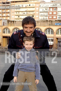 IL MARESCIALLO ROCCA 4, GIGI PROIETTI (ROCCA) CON IL FIGLIO ADOTTIVO TOMMY (VALERIO VINCIARELLI) ©Assunta Servello/Rosebud2