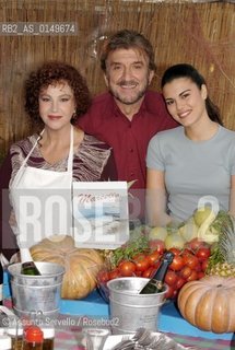 - MAI STORIE DAMORE IN CUCINA - , 2004 , BY GIORGIO CAPITANI & FABIO JEPHCOTT. BIANCA GUACCERO, GIGI PROIETTI AND STEFANIA SANDRELLI ©Assunta Servello/Rosebud2