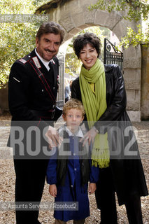 IL MARESCIALLO ROCCA 4 GIGI PROIETTI CON VERONICA PIVETTI (FRANCESCA) CON TOMMY (VALERIO VINCIARELLI )FIGLIO DI ROCCA ©Assunta Servello/Rosebud2