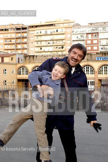 IL MARESCIALLO ROCCA 4, GIGI PROIETTI (ROCCA) CON IL FIGLIO ADOTTIVO TOMMY (VALERIO VINCIARELLI) ©Assunta Servello/Rosebud2