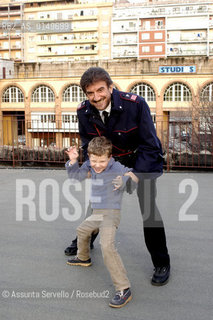 IL MARESCIALLO ROCCA 4, GIGI PROIETTI (ROCCA) CON IL FIGLIO ADOTTIVO TOMMY (VALERIO VINCIARELLI) ©Assunta Servello/Rosebud2