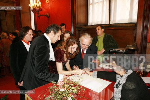 Roma 10 dicembre 20005.Sveva Sagramola e Diego Dolce nella sala rossa del Campidoglio nel momento della firma.. ©Assunta Servello/Rosebud2
