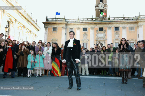 Roma 10 dicembre 20005.L attesa del marito Diego Dolce in cima la scalinata del Campidoglio.. ©Assunta Servello/Rosebud2