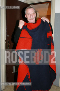 Jan, 22, 1996 Rome.Teatro Sistina.Paolo Conte incontra alcuni attori della Fiction  Ò La squadraÒ e scherza con una coperta dei carabinieri. ©Assunta Servello/Rosebud2