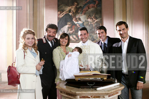 roma18-07-05. Il maresciallo Rocca 5.Regia Giorgio Capitani e Fabio Jephcott.Gigi Proietti con Alice ( nipote nel film) il giorno del battesimo. ©Assunta Servello/Rosebud2