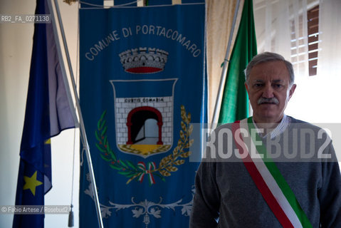 Portacomaro (AT) 2013, paese dorigine di Papa Francesco I, Jorge Mario Bergoglio. Il sindaco Valter Vittorio Anto Pierini, posa nella sala consigliare di fianco al gonfalone. ©Fabio Artese/Rosebud2