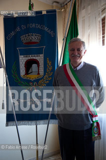 Portacomaro (AT) 2013, paese dorigine di Papa Francesco I, Jorge Mario Bergoglio. Il sindaco Valter Vittorio Anto Pierini, posa nella sala consigliare di fianco al gonfalone. ©Fabio Artese/Rosebud2