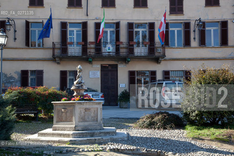 Portacomaro (AT) 2013, paese dorigine di Papa Francesco I, Jorge Mario Bergoglio, veduta della piazza del comune e della chiesa. ©Fabio Artese/Rosebud2