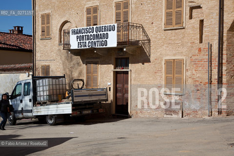 Portacomaro (AT) 2013, paese dorigine di Papa Francesco I, Jorge Mario Bergoglio. Omaggio dei concittadini. Portacomaro (AT) 2013, the country of origin of Pope Francesco I, Jorge Mario Bertoglio. Homage of the citizens ©Fabio Artese/Rosebud2