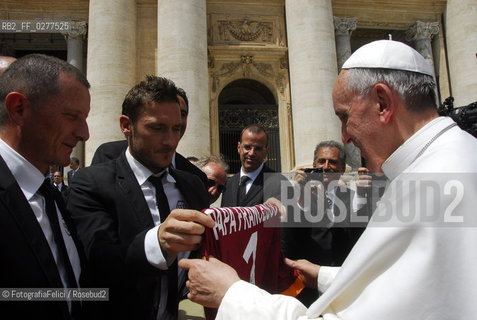 Pope Francis and Francesco Totti in  Rome, Vatican City, May 2013. ©FotografiaFelici/Rosebud2