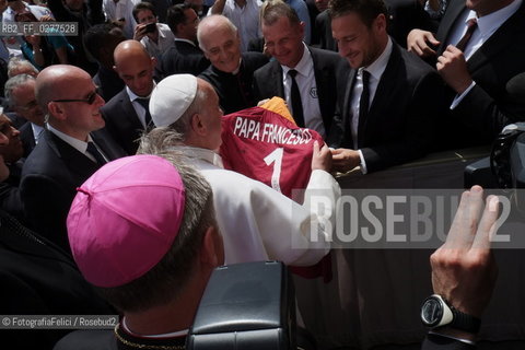 Pope Francis and Francesco Totti in  Rome, Vatican City, May 2013. ©FotografiaFelici/Rosebud2