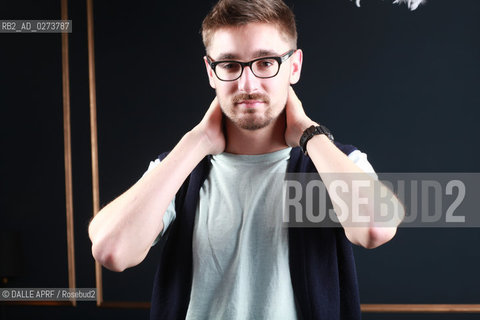 ALT J.12/2012. ©DALLE APRF/Rosebud2