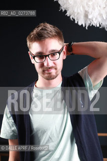 ALT J.12/2012. ©DALLE APRF/Rosebud2