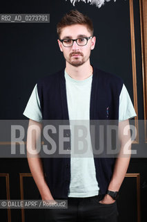 ALT J.12/2012. ©DALLE APRF/Rosebud2