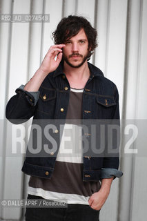 VACCINES.7/2012. ©DALLE APRF/Rosebud2