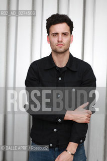 VACCINES.7/2012. ©DALLE APRF/Rosebud2