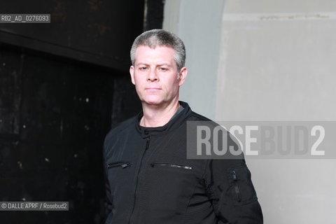 WALKING PAPERS.3/2013. ©DALLE APRF/Rosebud2