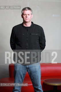 WALKING PAPERS.3/2013. ©DALLE APRF/Rosebud2