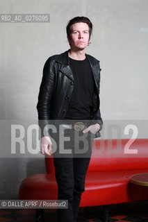 WALKING PAPERS.3/2013. ©DALLE APRF/Rosebud2